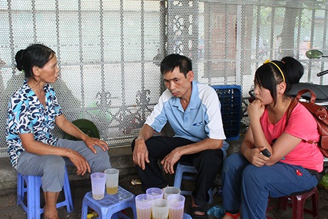 Gia đình gặp nhau trò chuyện trước khi bố của Ngân lên xe khách trở về Thái Nguyên.