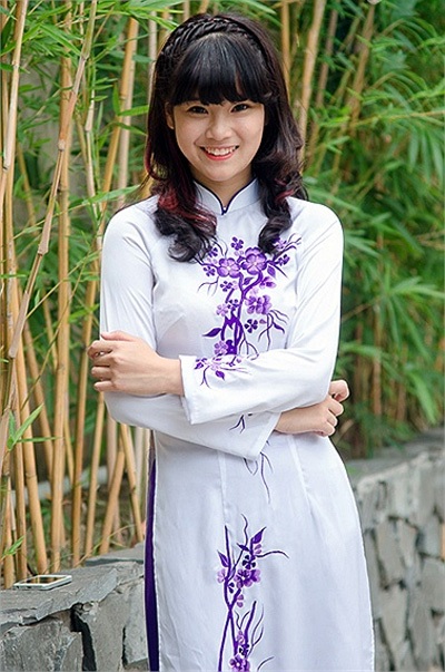Chibi Hoàng Yến mặc áo dài, đánh đàn thi đại học - 8 Hoàng Yến không hài lòng lắm với môn Văn, nhưng cô bạn hy vọng phần thi năng khiếu sẽ kéo lại.