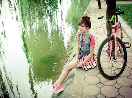 Ngắm nữ sinh Hà thành cá tính bên “ngựa sắt” - 3 Hoàng Dung