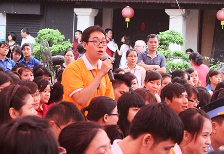 "Giáo sư Xoay" chia sẻ bí quyết kết nối trên mạng xã hội - 2 Sinh viên đặt câu hỏi cho các diễn giả