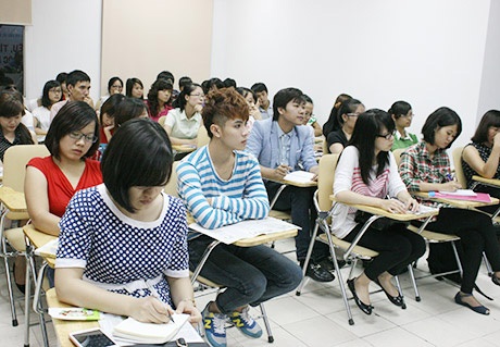 Vừa sợ vừa muốn “chữ X thứ ba”, nữ sinh phải làm sao? - 2 SV Hà Nội chăm chú theo dõi chia sẻ của bác sĩ