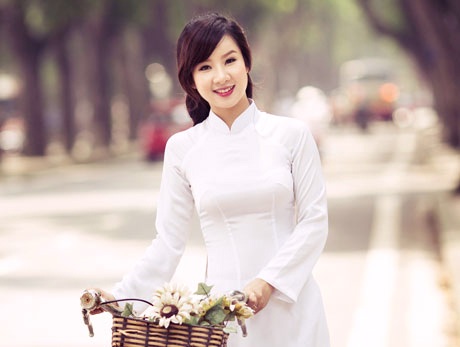 Thiếu nữ xứ Thanh khoe vẻ yêu kiều với tà áo dài dân tộc - 8 Mai Châm