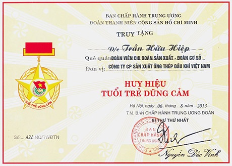 Truy tặng Huy hiệu Tuổi trẻ dũng cảm cho "hiệp sĩ" nhường áo phao - 2 Ban Chấp hành TW Đoàn truy tặng Huy hiệu Tuổi trẻ dũng cảm cho anh Hiệp.