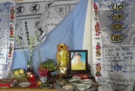 Truy tặng Huy hiệu Tuổi trẻ dũng cảm cho "hiệp sĩ" nhường áo phao - 1 Anh Trần Hữu Hiệp ra đi trong sự tiếc thương và cảm phục của nhiều người.