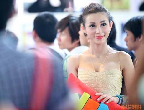 Những "chân dài" trẻ trung, xinh xắn tại triển lãm China Joy 2013 - 3 Vũ Phong