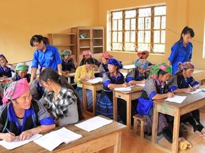 Mùa hè xanh và câu chuyện tình yêu bạn trẻ - 1 Sinh viên tình nguyện hỗ trợ bà con xã La Pán Tẩn, Mù Cang Chải học chữ. Ảnh: Trường Phong.