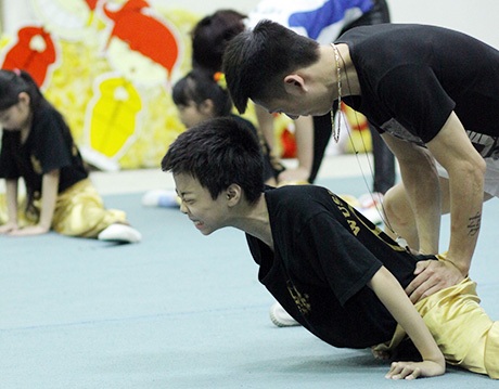 Xem VĐV nhí khổ luyện cùng “hoa khôi wushu” Mai Phương - 11 Gian khổ trong việc tập võ