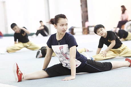 Xem VĐV nhí khổ luyện cùng “hoa khôi wushu” Mai Phương - 1 Hoa khôi wushu giản dị trong lúc huấn luyện các bé
