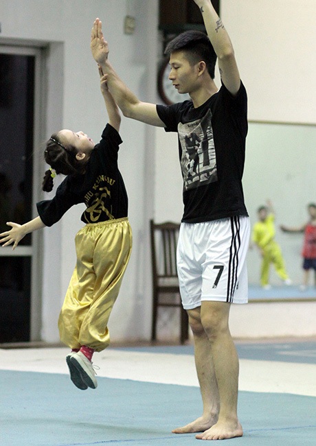 Xem VĐV nhí khổ luyện cùng “hoa khôi wushu” Mai Phương - 10 Thành viên ĐT wushu quốc gia cùng Mai Phương truyền lửa cho các bé