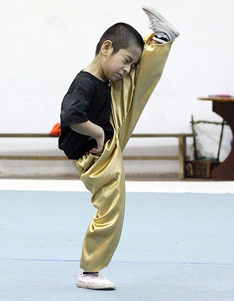 Xem VĐV nhí khổ luyện cùng “hoa khôi wushu” Mai Phương - 9 Các VĐV nhí nỗ lực luyện wushu