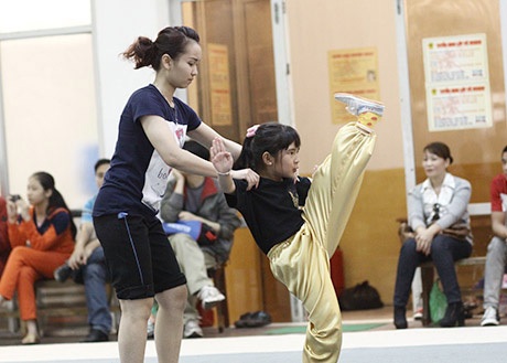 Xem VĐV nhí khổ luyện cùng “hoa khôi wushu” Mai Phương - 4 Rất kiên nhẫn trong vai trò giáo viên