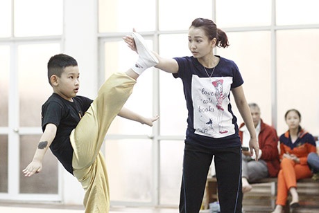 Xem VĐV nhí khổ luyện cùng “hoa khôi wushu” Mai Phương - 5 Rất kiên nhẫn trong vai trò giáo viên