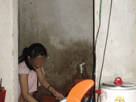 Đăng ký kết hôn sớm, nữ sinh rơi vào cuộc sống địa ngục - 1 Vừa đi học, H vừa phải làm công việc của một người vợ.