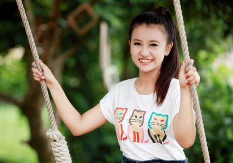 Nữ MC “Ong vàng” tuổi 16 nhí nhảnh bật mí chuyện nghề - 2 Cô gái tuổi 16 luôn lấy hình ảnh Chị Ong vàng để trau dồi kiến thức, kinh nghiệm bản thân.