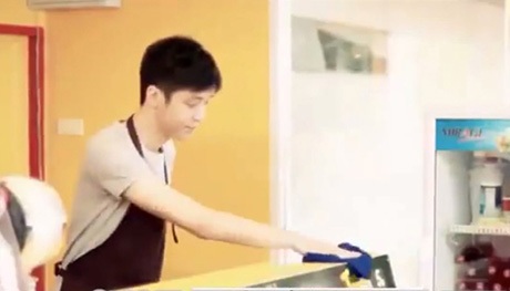Kết thúc có hậu của chàng trai si tình khiến dân mạng cảm động - 3 Wan chăm chỉ làm thêm kiếm tiền mua vé máy bay