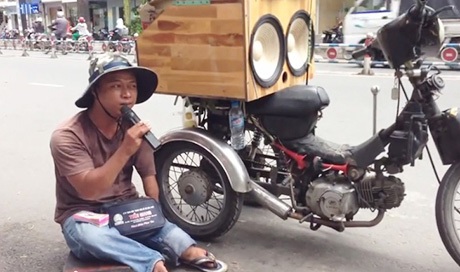 Dân mạng khâm phục nghị lực chàng ca sĩ tật nguyền bán vé số - 1 Dân mạng khâm phục nghị lực chàng ca sĩ tật nguyền bán vé số