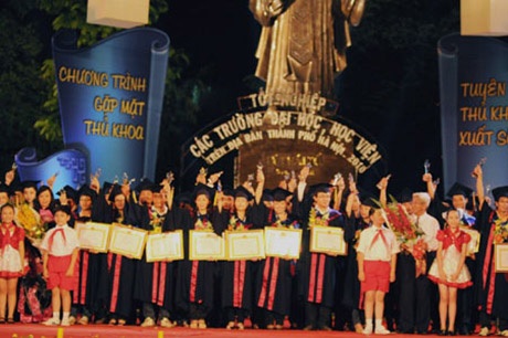 10 năm vinh danh 1.200 thủ khoa, Hà Nội chiêu mộ… 103 người - 1 10 năm vinh danh 1.200 thủ khoa, Hà Nội chiêu mộ… 103 người