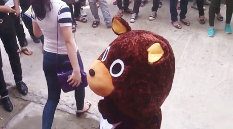 Xôn xao clip chàng trai mặc đồ gấu bông tỏ tình bị từ chối - 3 Cô gái bất ngờ trả lại hoa và bóng rồi bỏ đi