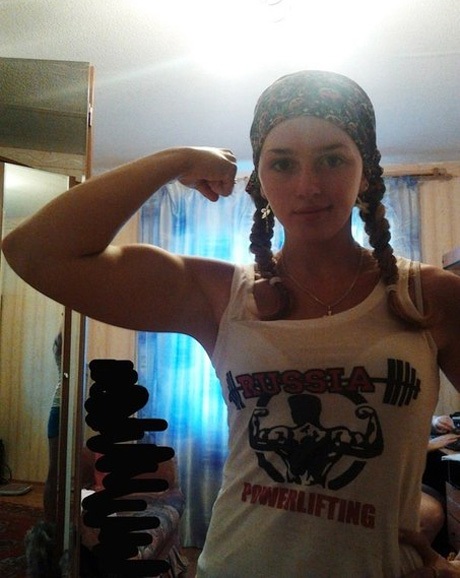 Thậm chí bắp tay của cô hoàn toàn có thể so đọ với chàng trai tập luyện cùng lứa tuổi!