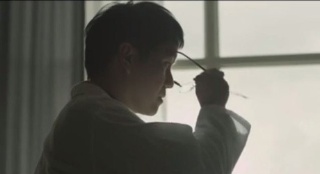 Clip về tình người khiến dân mạng cảm động - 5 Cậu bé năm xưa đã trở thành một bác sỹ và đã báo đáp công ơn giúp đỡ của ông chủ quán.