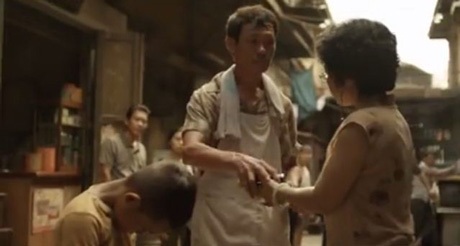 Clip về tình người khiến dân mạng cảm động - 2 Người đàn ông tốt bụng giúp cậu bé trả tiền thuốc để chữa trị cho mẹ.