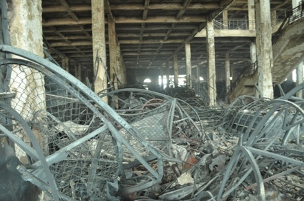 Tan hoang, đổ nát.