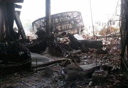 Nhìn từ trong trung tâm, tất cả chỉ còn đống đổ nát.