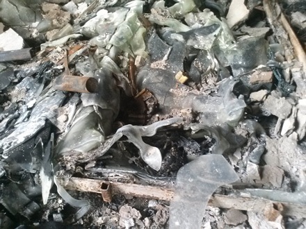 Kính cũng tan chảy cong queo biến dạng.