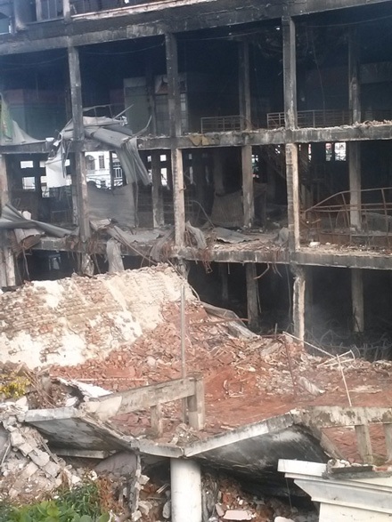 Khó có thể tìm thấy, hy vọng gì nguyên vẹn trong đám đổ nát này.