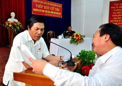 Chủ tịch quận Hải Châu - ông Lê Anh - mang văn bản lên trình bày với ông Nguyễn Bá Thanh