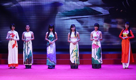 Nữ sinh 9X thiết kế, trình diễn áo dài màu cờ đỏ sao vàng - 7 Trọn bộ sưu tập áo dài của Vũ Hồng Nhung
