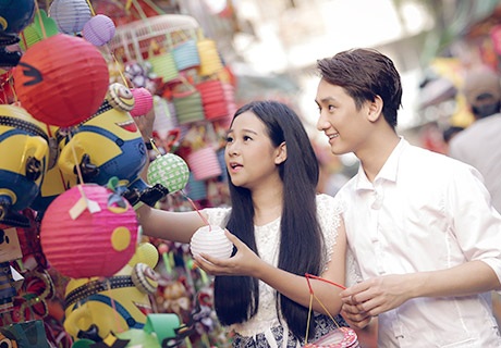 Tam Triều Dâng rủ bạn diễn đẹp trai khám phá phố Trung thu - 3 Tranh thủ cuối tuần, hai bạn trẻ rủ nhau dạo phố Trung thu sớm