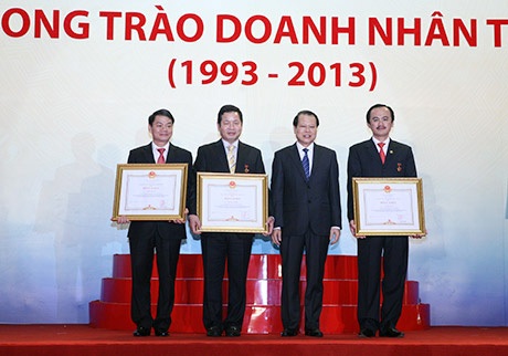 Hội Doanh nhân trẻ VN nhận Huân chương Lao động hạng Nhất - 2 Phó Thủ tướng Vũ Văn Ninh trao Huân chương lao động hạng Nhất cho Hội Doanh nhân trẻ Việt Nam
