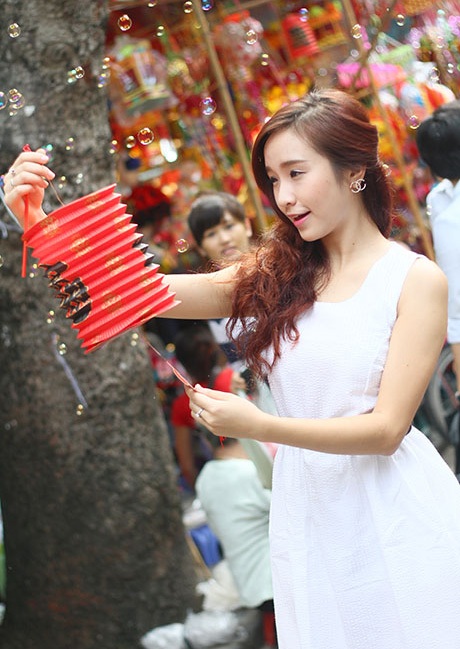 Cô bạn Vân Anh hào hứng chụp ảnh cùng hai thiên thần nhỏ