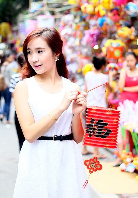 Cô bạn Vân Anh hào hứng chụp ảnh cùng hai thiên thần nhỏ