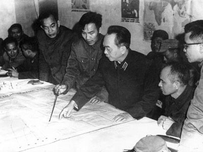 Tướng Giáp qua lăng kính người Nga - 3 Đại tướng Võ Nguyên Giáp tại Sở chỉ huy Quân chủng Phòng không - Không quân ngày 28/12/1972.