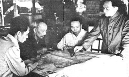 Tướng Giáp qua lăng kính người Nga - 2 Đại tướng Võ Nguyên Giáp báo cáo quyết tâm chiến đấu trong chiến dịch Điện Biên Phủ.