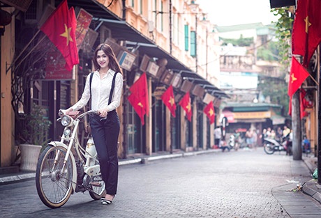 Nữ sinh xinh đẹp dạo phố Hà Nội rực rỡ cờ hoa ngày 2/9 - 1 Nữ sinh xinh đẹp dạo phố Hà Nội rực rỡ cờ hoa ngày 2/9