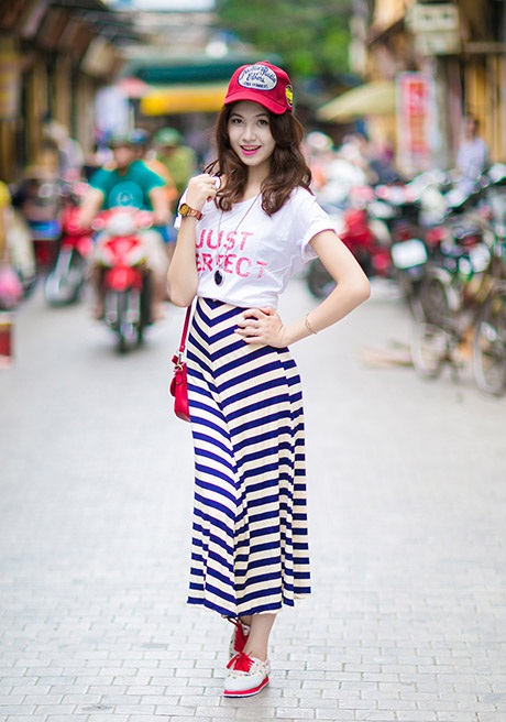 Nữ sinh xinh đẹp dạo phố Hà Nội rực rỡ cờ hoa ngày 2/9 - 12 Thu Hà khá tự tin với khả năng biểu cảm trước ống kính