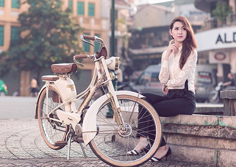 Nữ sinh xinh đẹp dạo phố Hà Nội rực rỡ cờ hoa ngày 2/9 - 9 Thu Hà chậm rãi thưởng thức vẻ đẹp phố cổ