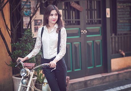 Nữ sinh xinh đẹp dạo phố Hà Nội rực rỡ cờ hoa ngày 2/9 - 4 Vắng người qua lại, mang vẻ đẹp đặc trưng của phố cổ Hà Nội