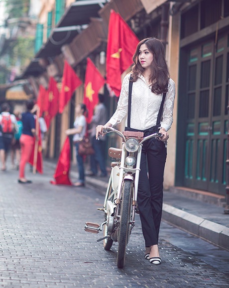 Nữ sinh xinh đẹp dạo phố Hà Nội rực rỡ cờ hoa ngày 2/9 - 3 Rực rỡ cờ đỏ sao vàng