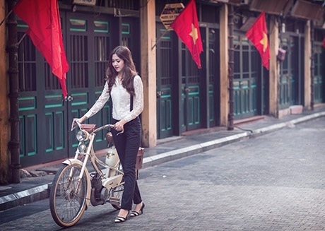 Nữ sinh xinh đẹp dạo phố Hà Nội rực rỡ cờ hoa ngày 2/9 - 5 Vắng người qua lại, mang vẻ đẹp đặc trưng của phố cổ Hà Nội