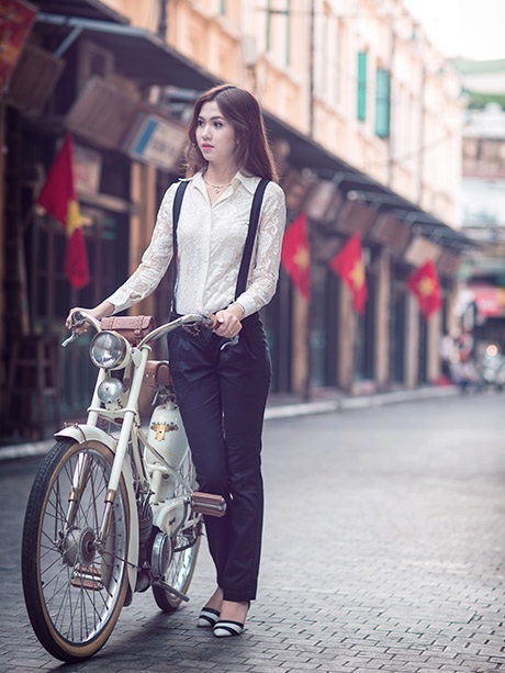 Nữ sinh xinh đẹp dạo phố Hà Nội rực rỡ cờ hoa ngày 2/9 - 2 Nữ sinh xinh đẹp dạo phố Hà Nội rực rỡ cờ hoa ngày 2/9
