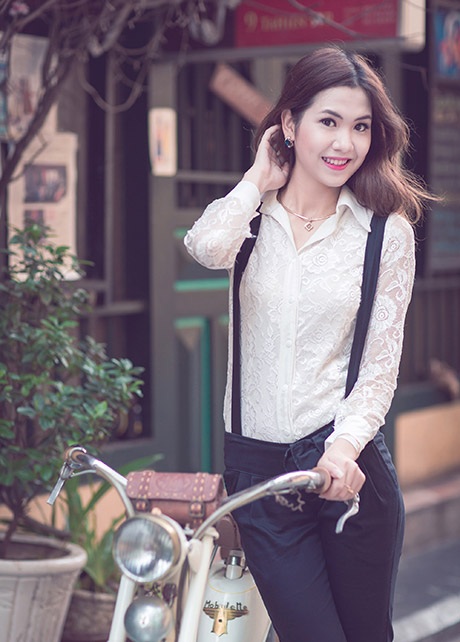 Nữ sinh xinh đẹp dạo phố Hà Nội rực rỡ cờ hoa ngày 2/9 - 6 Thu Hà chậm rãi thưởng thức vẻ đẹp phố cổ
