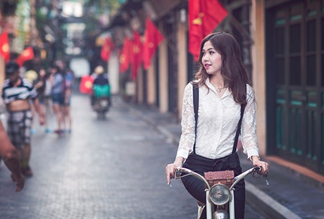Nữ sinh xinh đẹp dạo phố Hà Nội rực rỡ cờ hoa ngày 2/9 - 7 Thu Hà chậm rãi thưởng thức vẻ đẹp phố cổ