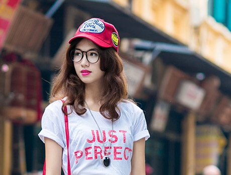 Nữ sinh xinh đẹp dạo phố Hà Nội rực rỡ cờ hoa ngày 2/9 - 14 Thu Hà khá tự tin với khả năng biểu cảm trước ống kính