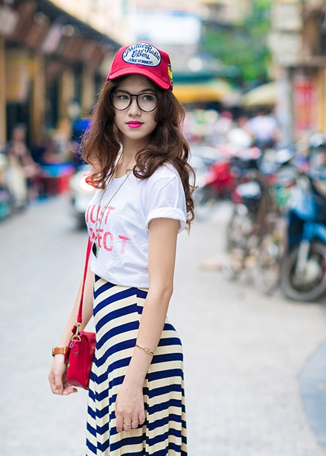 Nữ sinh xinh đẹp dạo phố Hà Nội rực rỡ cờ hoa ngày 2/9 - 15 Thu Hà khá tự tin với khả năng biểu cảm trước ống kính