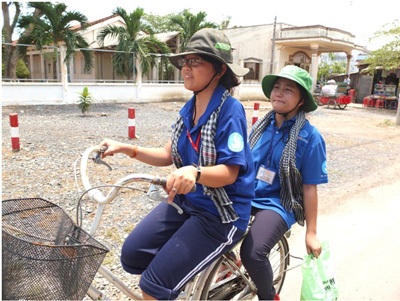 Hai chiến sĩ Mùa hè xanh đạp xe mang cơm cho cụ già 78 tuổi - 1 Hai chiến sĩ Mùa hè xanh đạp xe mang cơm cho cụ già 78 tuổi