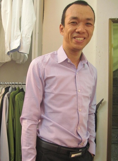 Vượt lên nghịch cảnh, 8X trở thành ông chủ thời trang - 1 Vượt qua những khó khăn ban đầu, Mạnh Huy đã có vốn liếng từ 6 cửa hàng thời trang.
